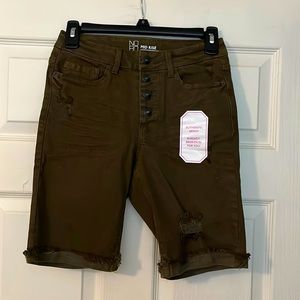 NWT JUNIORS MID RISE BERMUDA SHORTS : SIZE 7